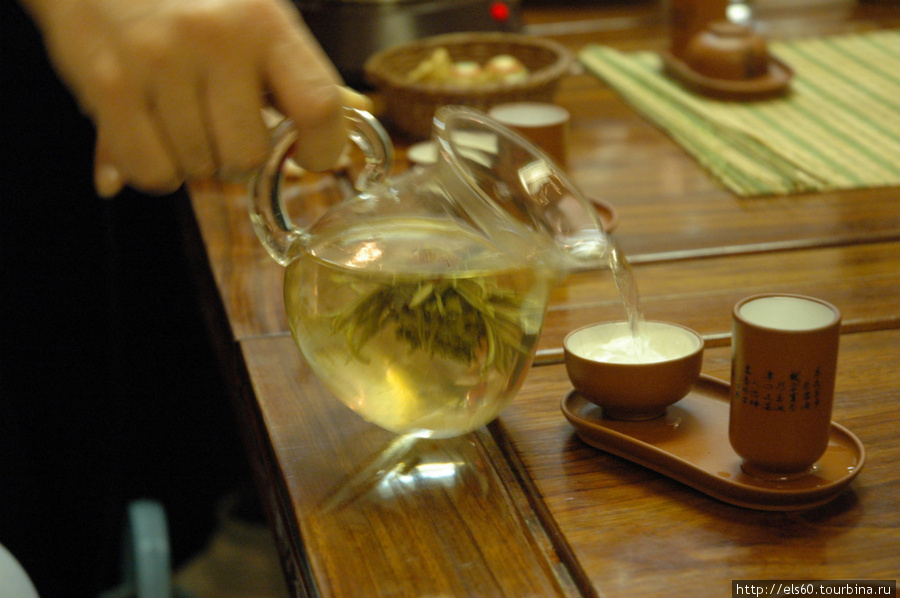 После осмотра и обнюхивания всего каких-то несчастных 800 сортов и разновидностей чая в Чайном Магазине нас ждала чайная церемония Пекин, Китай