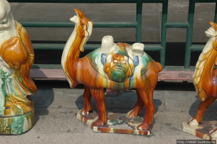 На входе в крепость — верблюды Пекин, Китай