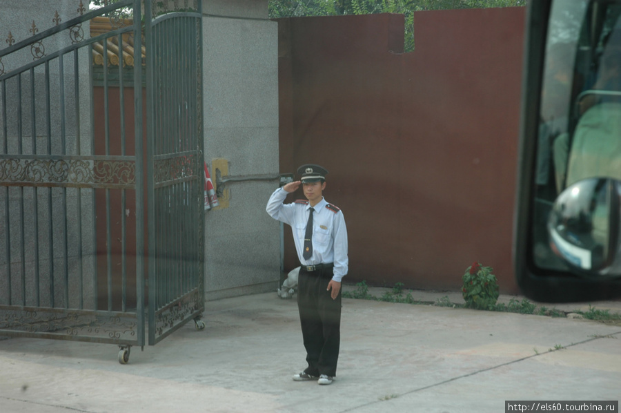 Китайцы, как и все азиаты, обожают всевозможную униформу. Очередной охранник-регулировщик на выезде из фабрики. Пекин, Китай