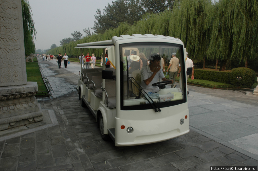 можно было конечно проехать на вот этом уютном автобусике.. Пекин, Китай
