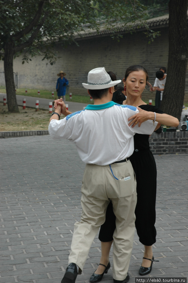 ребята танцевали танго. Пекин, Китай