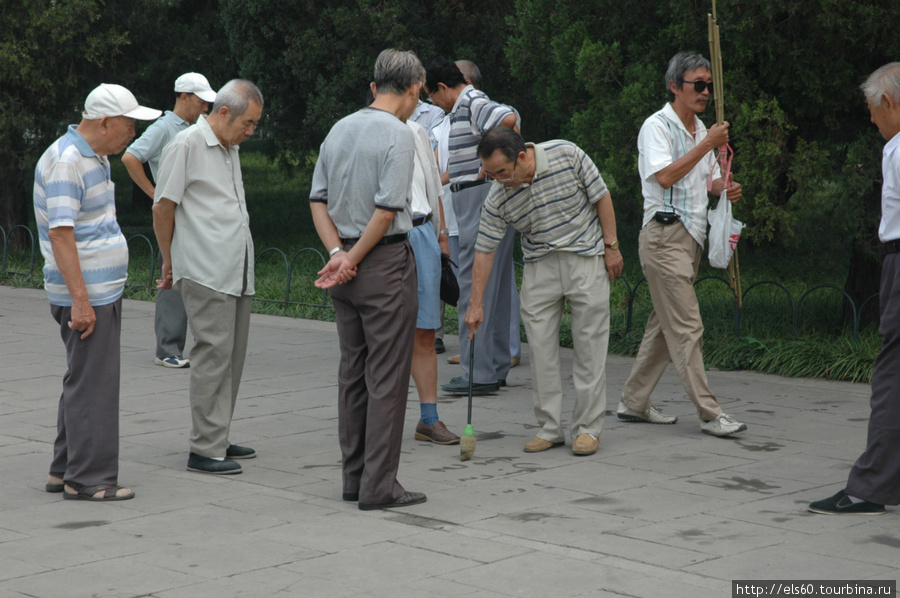их китайские сверстники пишут на асфальте всякие китайские буковки водой.. Пекин, Китай