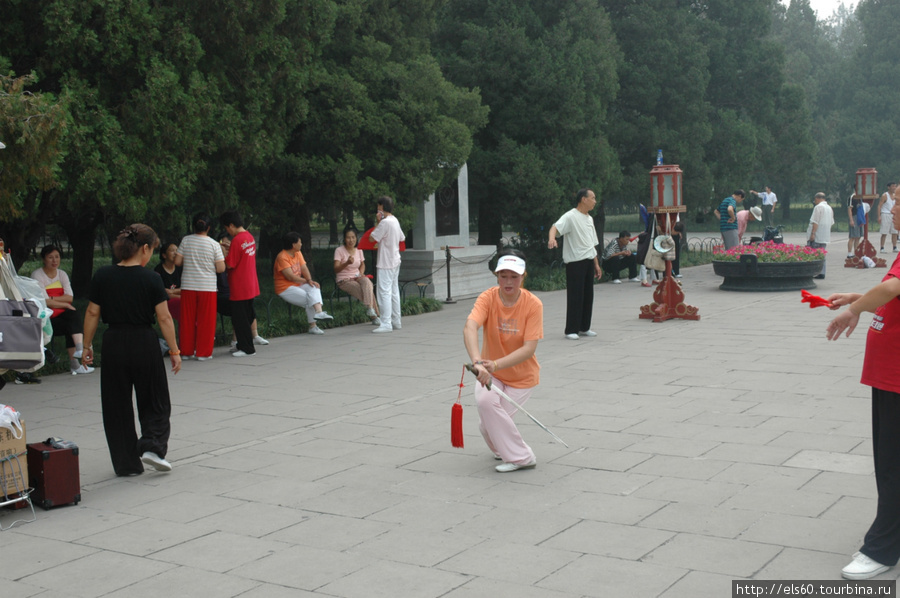 А в то время когда российские пенсионерки судачат на лавочках, их китайские сверстницы.. Пекин, Китай