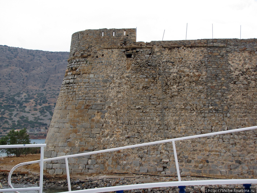 За этой башней старый причал Спиналонга остров, Греция