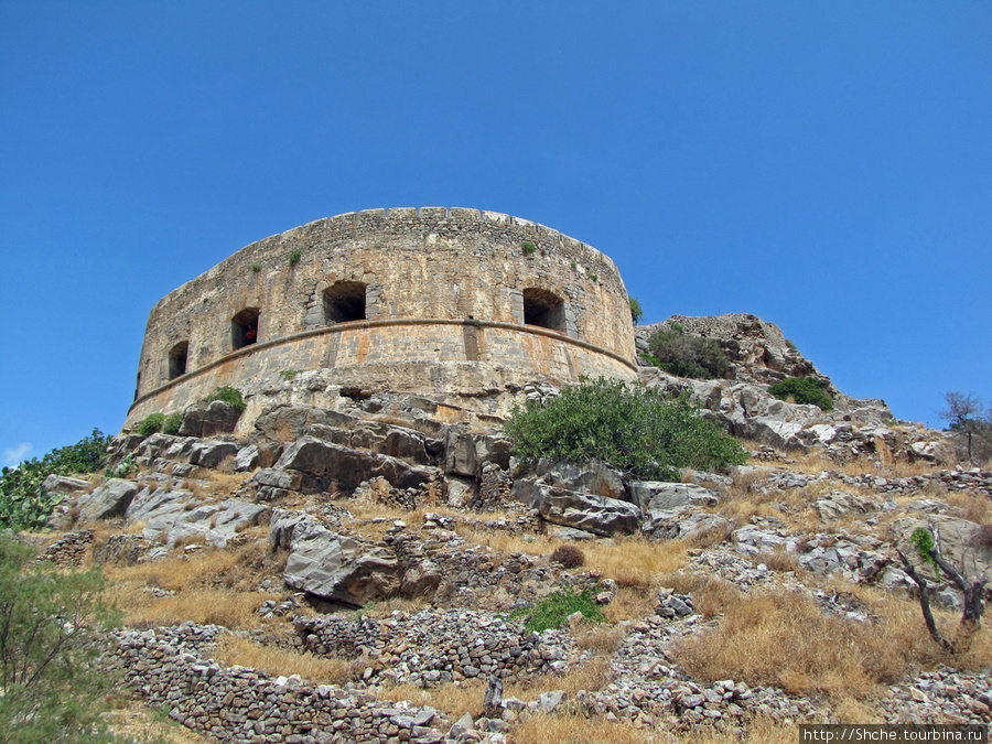 Круговая башня на вершине с очень толстыми стенами Спиналонга остров, Греция