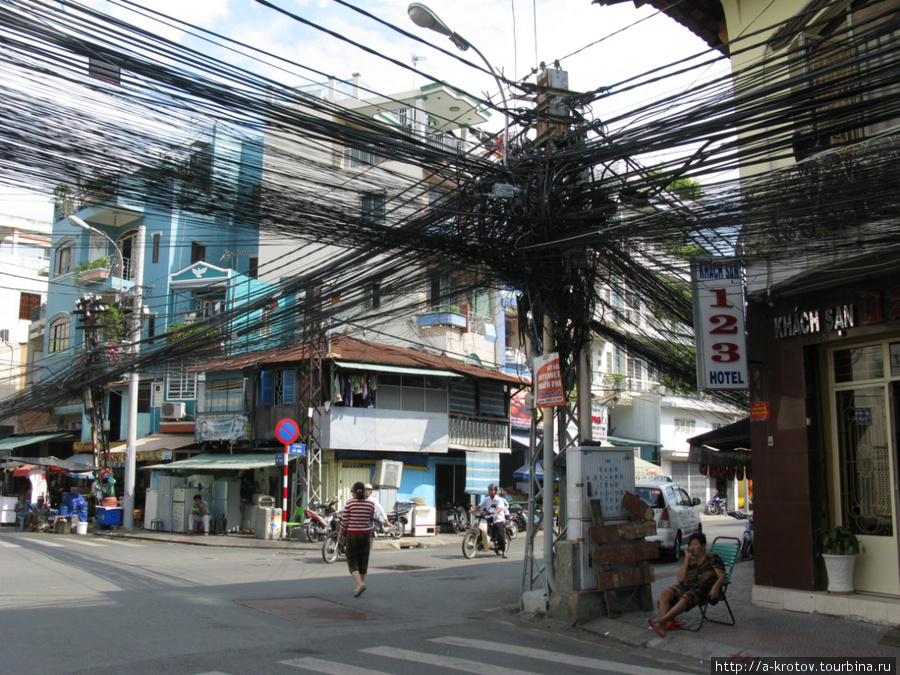 А вот и этот свет — электричество повсюду, провода тоже Хошимин, Вьетнам