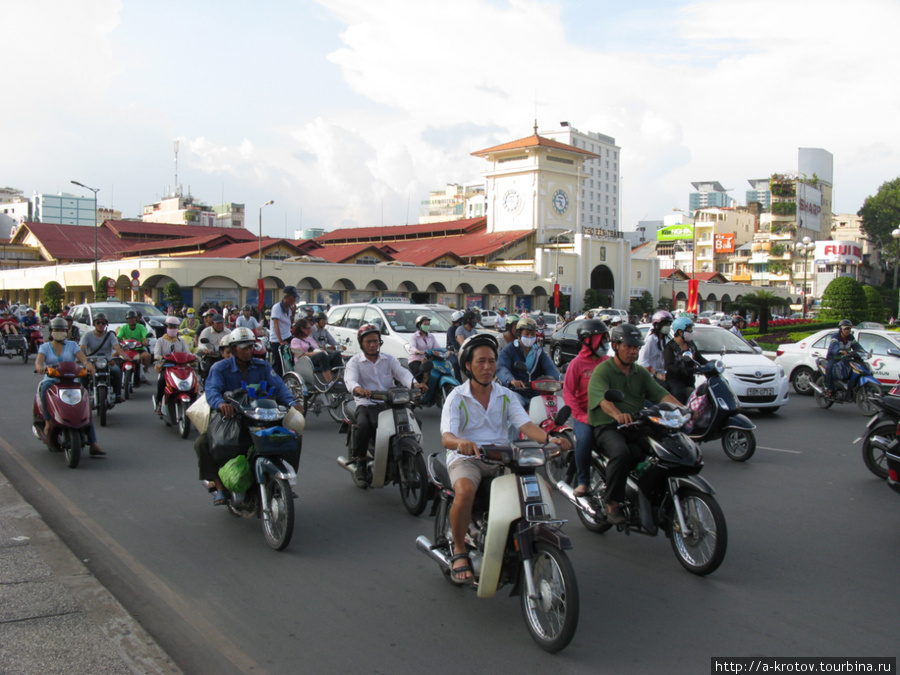 На улицах Сайгона очень много мотоциклистов Хошимин, Вьетнам