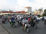 На улицах Сайгона очень много мотоциклистов