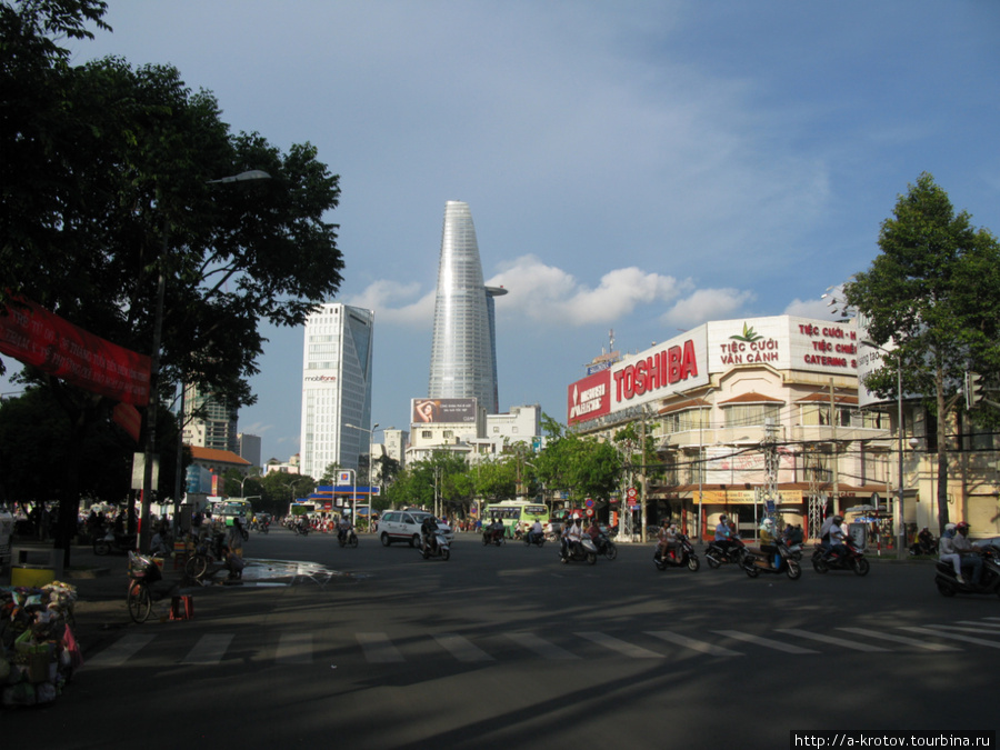 Вот там виднеется Самый Большой Небоскрёб, один-единственный Хошимин, Вьетнам
