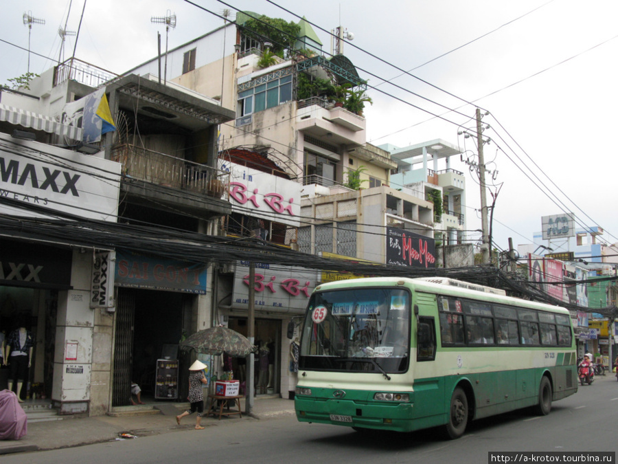 Городской автобус.
Это основной общественный транспорт. Троллейбусов и трамваев нет Хошимин, Вьетнам