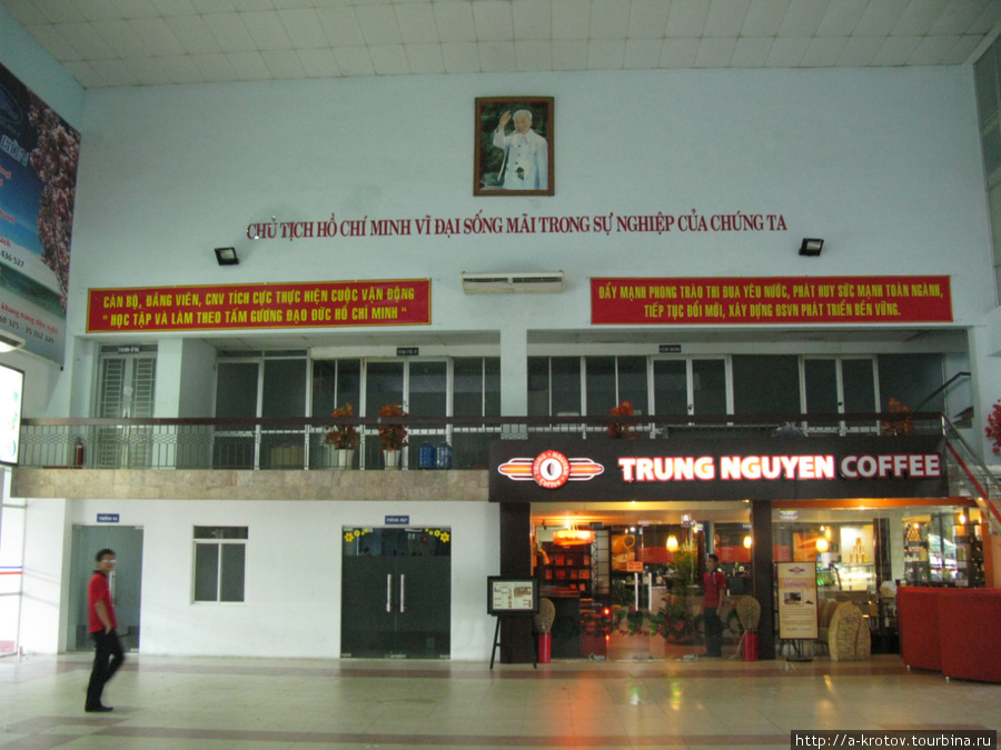 Внутри вокзала — есть портрет Хо Ши Мина Хошимин, Вьетнам