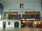 Внутри вокзала — есть портрет Хо Ши Мина