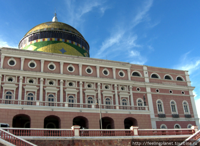 Классическое здание оперы с арабским куполом Манаус, Бразилия