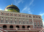 Классическое здание оперы с арабским куполом