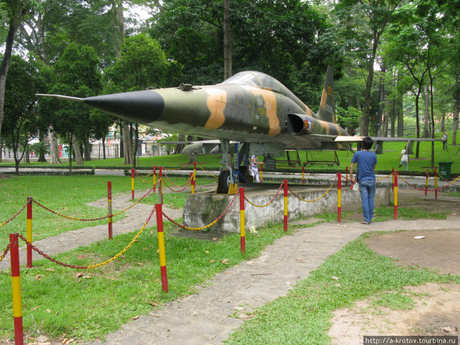 Самолёт, который бомбил Дворец (пока в нём сидел вредный капиталистический президент) — копия Хошимин, Вьетнам
