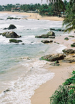 Валуны живописно украшают берег в полутора десятках километров к югу от Коломбо. Это дачный пригород Коломбо, а в эпоху британской колонии — резиденция губернатора Цейлона.
