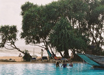 Девчоночки идти купаться в океан не отваживаются — им довольно и просторного бассейна в отеле Heritance в Ахунгале.