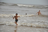 Кто освоил технику ныряния в волну, не улежит на пологих пляжах Берувелы.