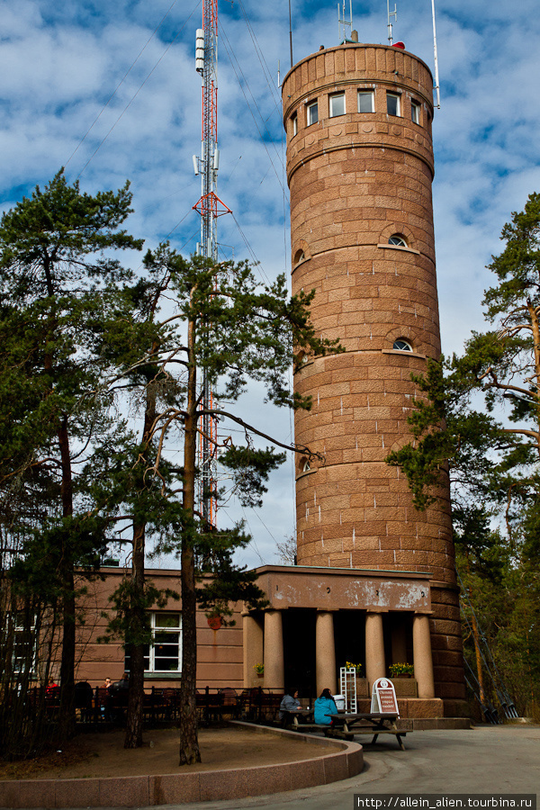 Гранитная башня на горе Пююникки. Отсюда открывается панорама Тампере, вид на озера Нясиярви и Пюхяярви. А еще у этой башни есть романтическое предназначение.  Сюда поднимаются влюбленные, чтобы поцеловаться на обзорной площадке и тем самым навсегда закрепить свои чувства. Тампере, Финляндия
