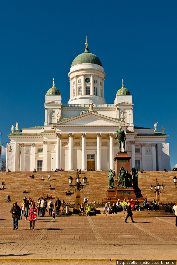 Собор святого Николая и памятник русскому церю Александру II
