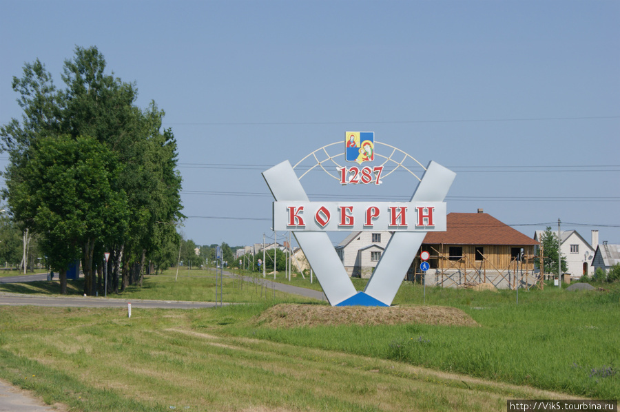 Стелла на въезде в город Кобрин, Беларусь