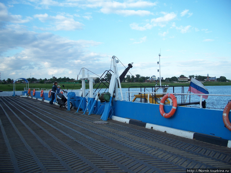 Паромная переправа в посёлке Белоомут_Июнь 2011 Белоомут, Россия