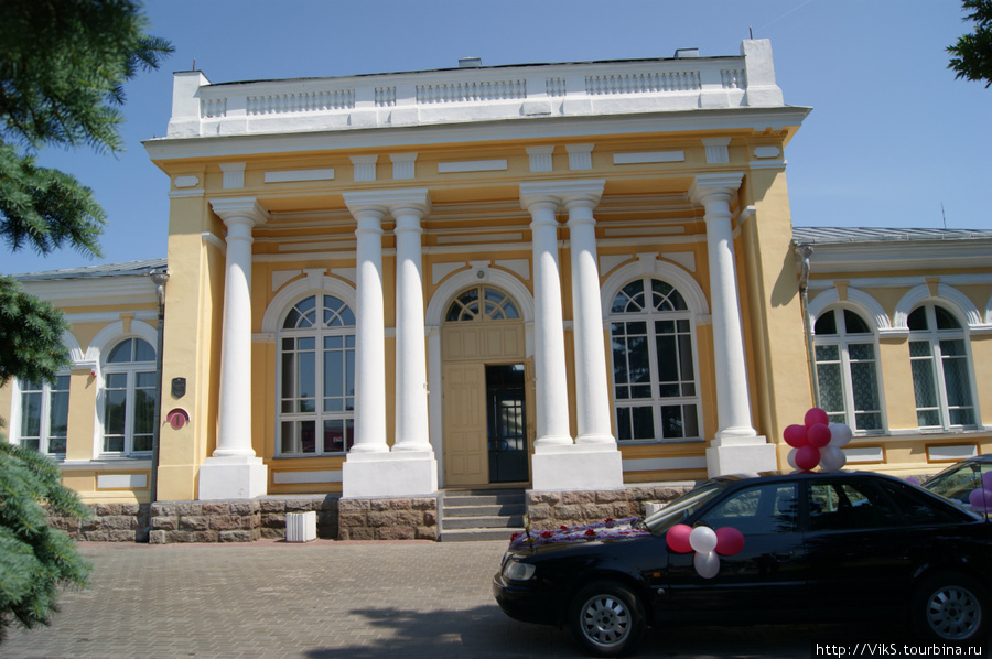 Дворцовая площадь — считается историческим центром города. Теперь здесь Дворец бракосочетания. Кобрин, Беларусь