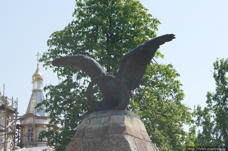 Орел несущий лавровый венок — памятник воинам, одержавшим первую победу над Наполеоном 15 июля 1812 года. Кобрин, Беларусь