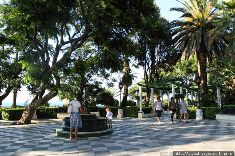Отсюда и далее идут фотографии прилегающих к Ботаническому саду сквериков на набережной. Кадис, Испания