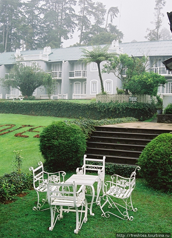 Лужайка отеля Jetwing St.Andrew’s, где в погожий день устраивают чаепития, как и сотню лет назад — степенно разливая чая через ситечко. Шри-Ланка