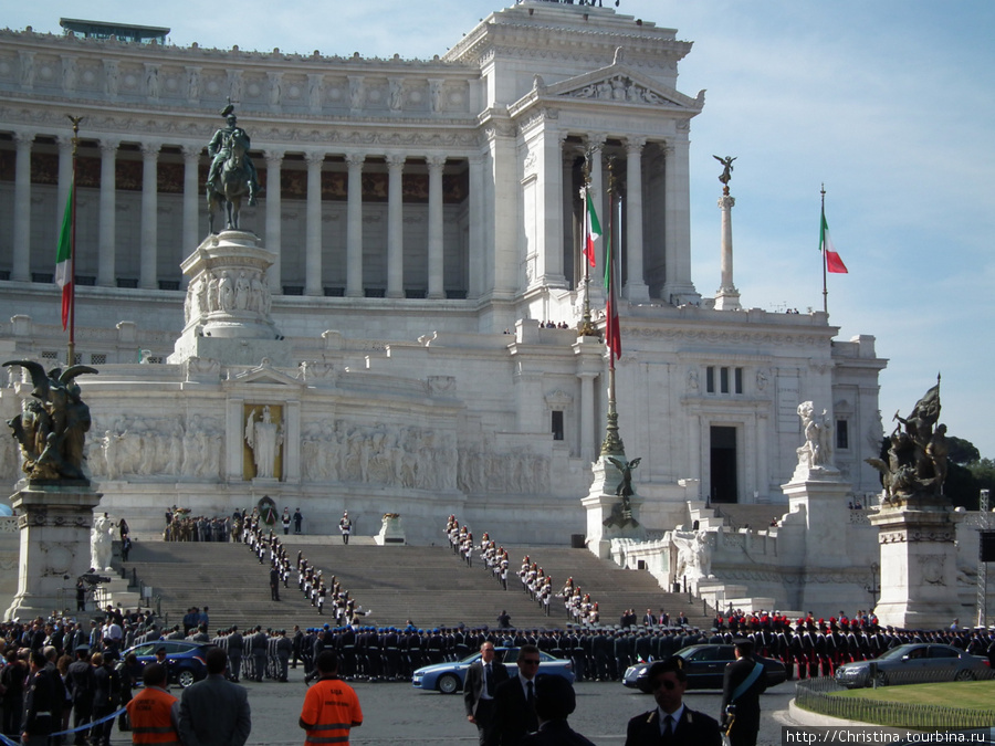 Парад на площади Венеции, посвященный дню объединения Италии! Медведев, кстати, где-то тут, среди приглашенных глав держав. Рим, Италия