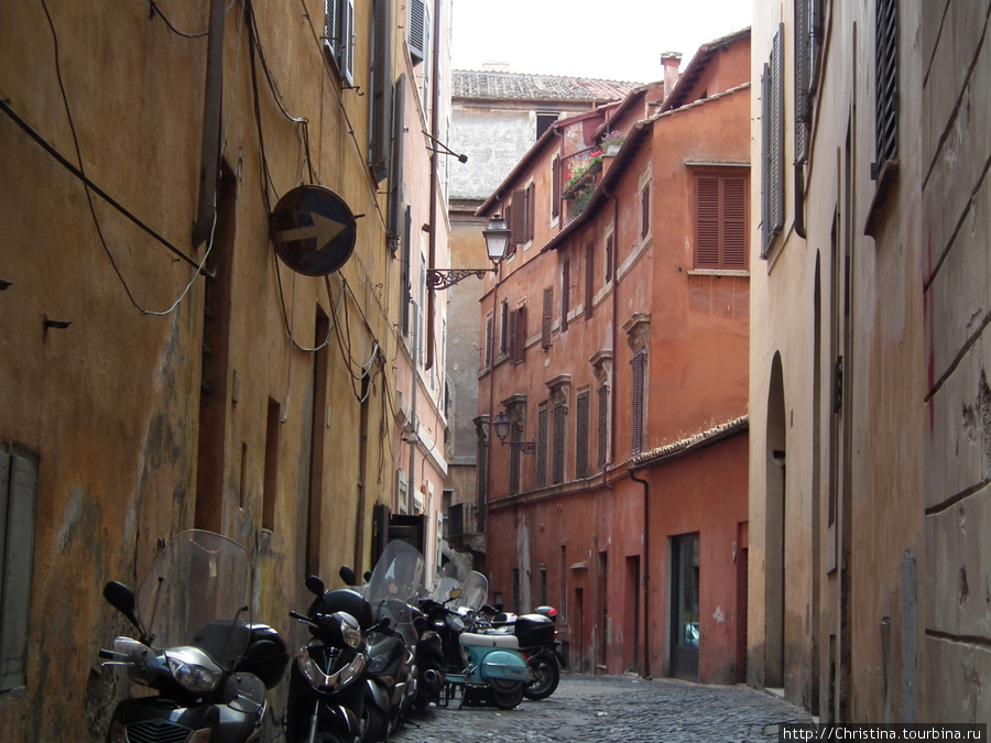 Обожаю такие улочки! Могу бродить по ним бесконечно ... но только на сытый желудок :) Рим, Италия