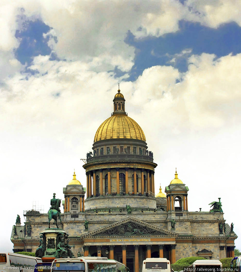 По Исаакиевской площади, возле коня, царя и собора Санкт-Петербург, Россия