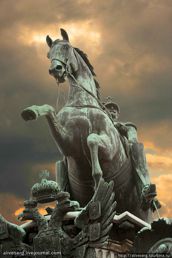 По Исаакиевской площади, возле коня, царя и собора Санкт-Петербург, Россия