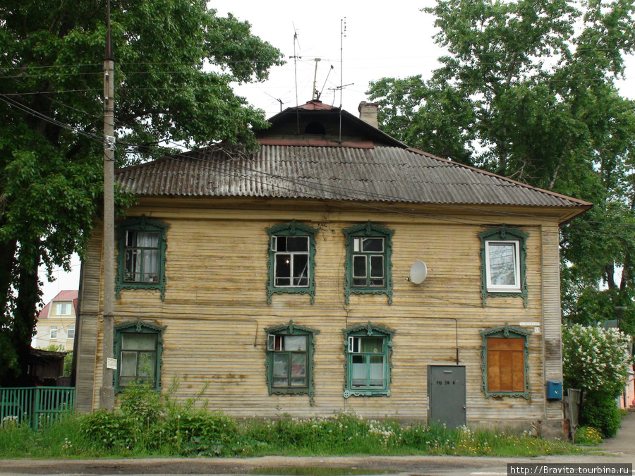 Иногда в таких домах можно увидеть пластиковые окна Ростов, Россия