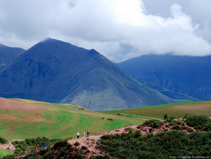 Копмлекс окружают синие горы — Анды Марас, Перу