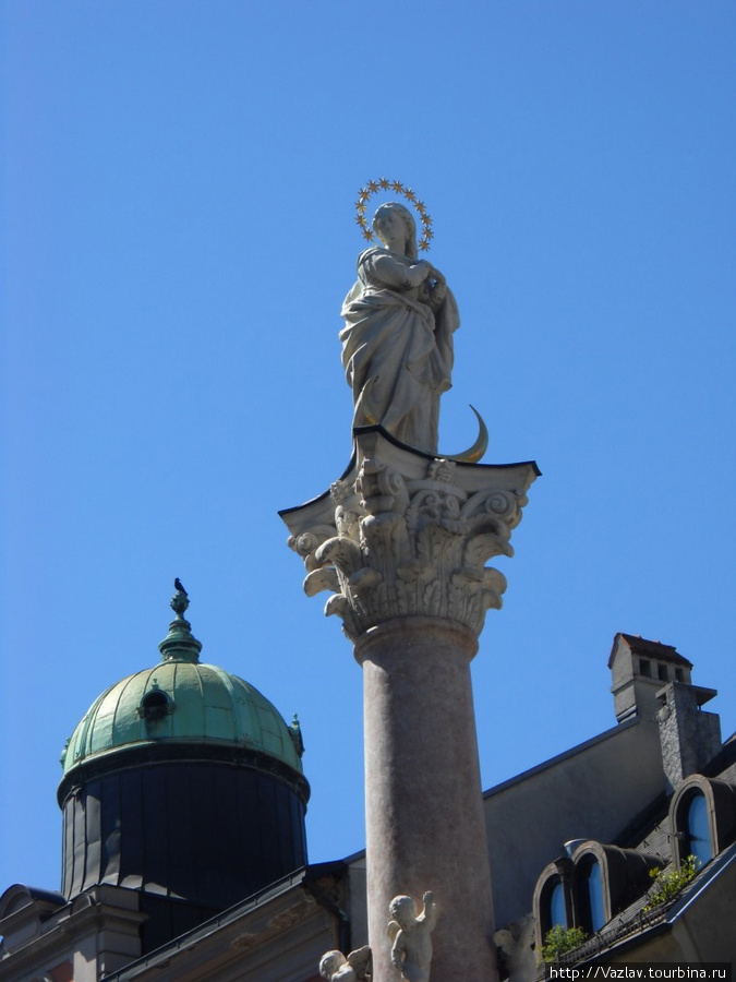 Фигура Девы Марии, венчающая колонну