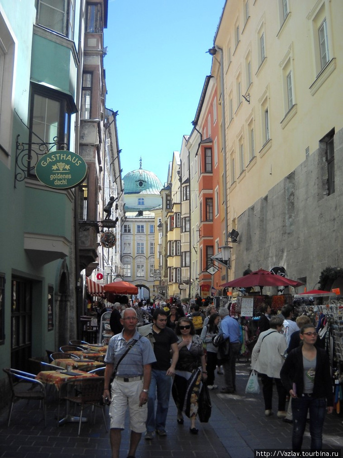 Поток туристов не ослабевает никогда Инсбрук, Австрия