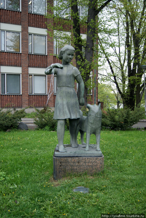 Скульптурная композиция из бронзы была изготовлена в 1956 году к 200-летию сахарной компании скульптором Вильо Савикурки. Хельсинки, Финляндия