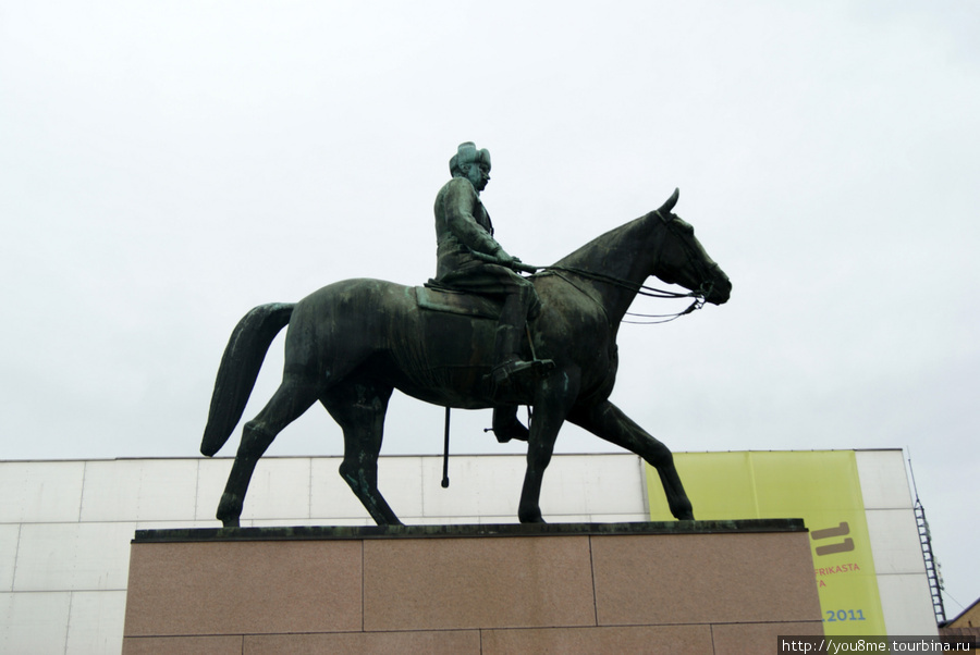 Русский барон в Финляндии почитаем как никто другой, памятники в каждом городе, улицы, музеи... На пьедестале из красного гранита бронзовая конная статуя высотой одиннадцать с половиной метров. Монумент был открыт в 1960-м году. Хельсинки, Финляндия