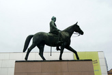 Русский барон в Финляндии почитаем как никто другой, памятники в каждом городе, улицы, музеи... На пьедестале из красного гранита бронзовая конная статуя высотой одиннадцать с половиной метров. Монумент был открыт в 1960-м году.