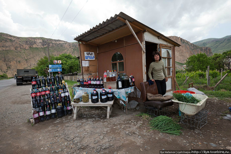 В селе Арени продают домашнее вино. Стоит около 100р за литр. Армения