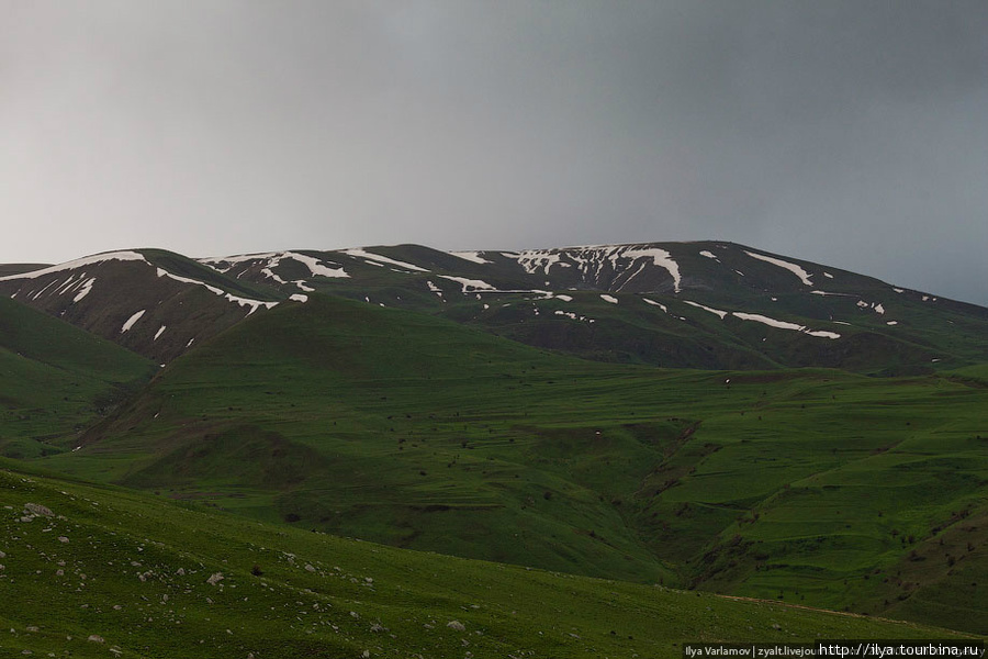 Дальше мы поехали на север, через перевал в сторону озера Севан. Армения