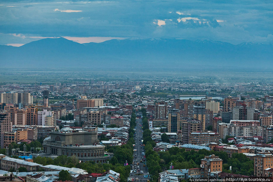 Открывается неплохой вид на город. Армения