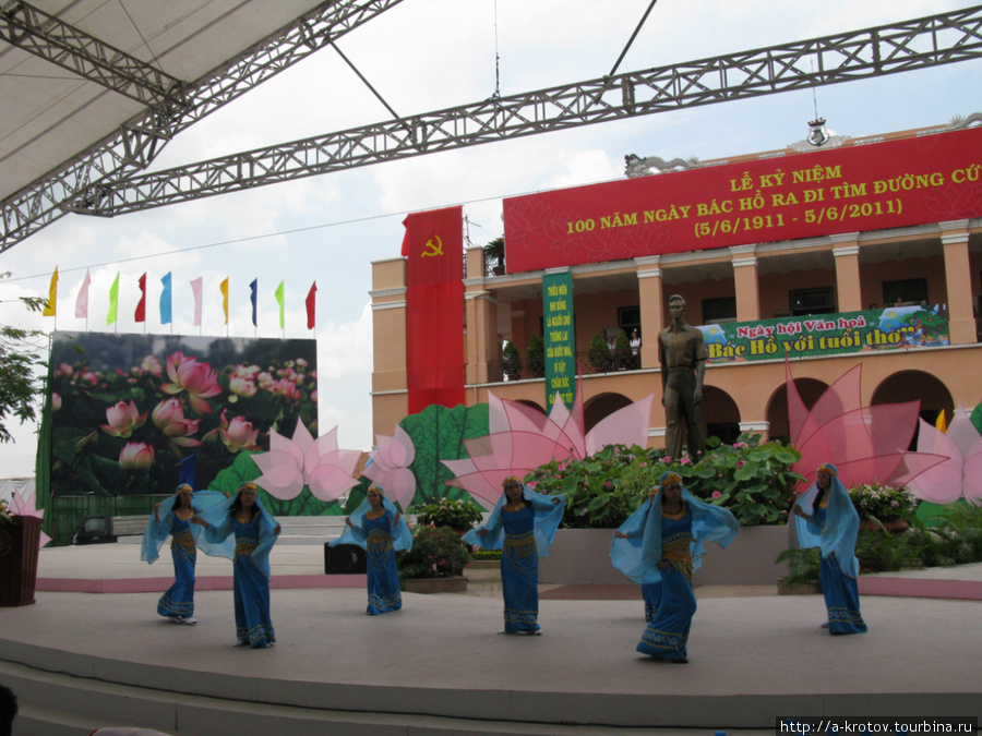 Концерт детский у музея Хошимин, Вьетнам