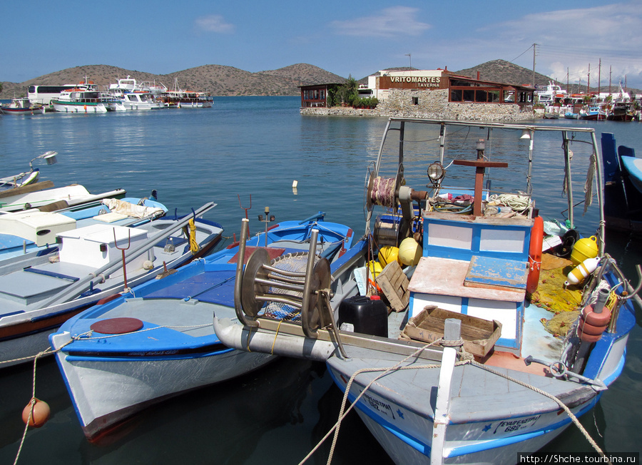 Некоторые таверны находятся прямо на воде Элунда, Греция