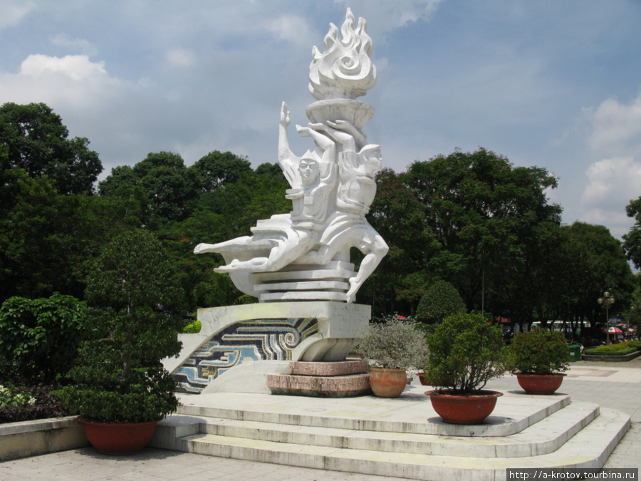 Скульптура в парке Хошимин, Вьетнам