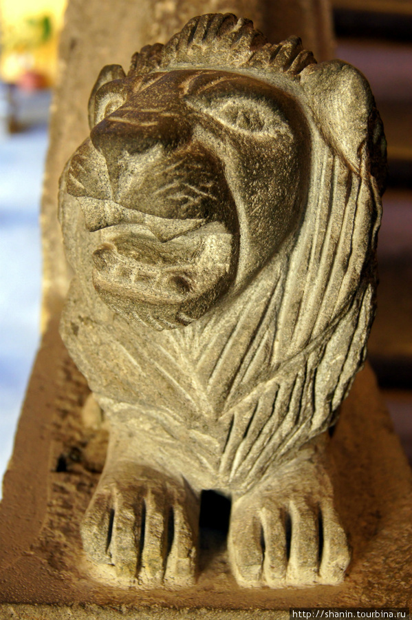 Каменный лев на лестнице Пуэбла, Мексика
