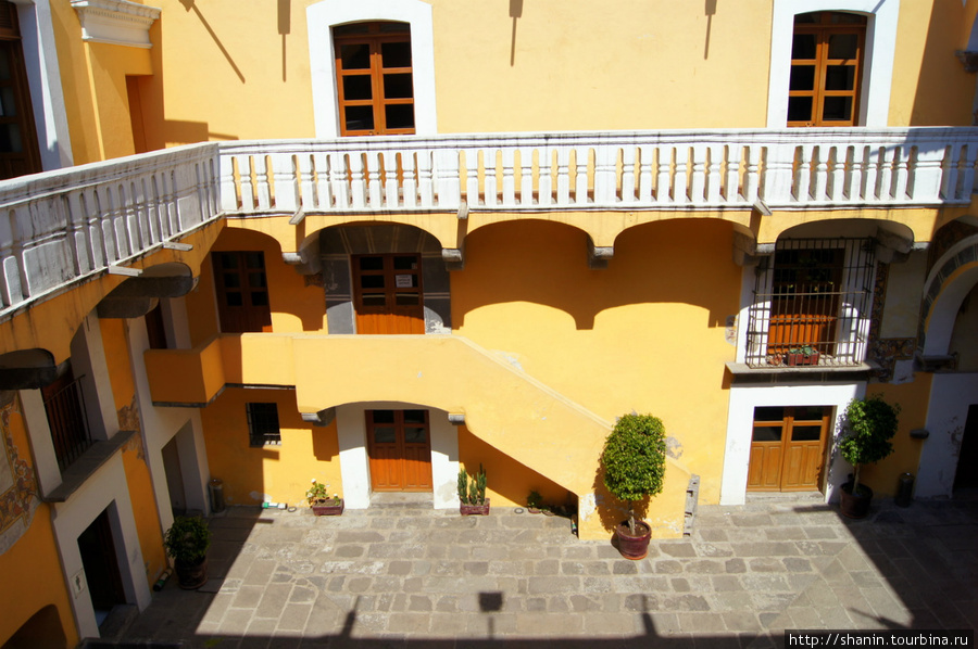 Внутренний двор дома Адуана Виеха — вид с балкона второго этажа Пуэбла, Мексика