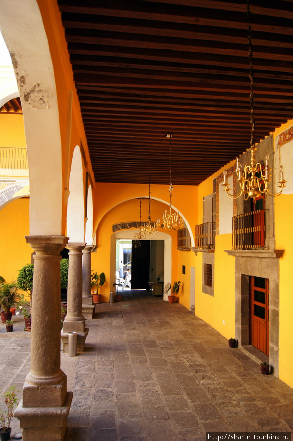 Внутренний двор дома Адуана Виеха Пуэбла, Мексика